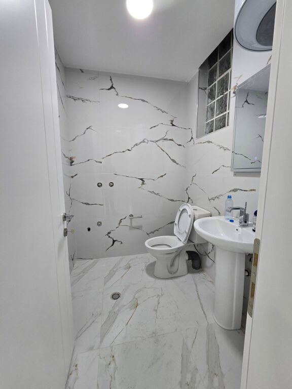 Jepet me Qira Ambjent Biznesi Ne Nje zone te Preferuar