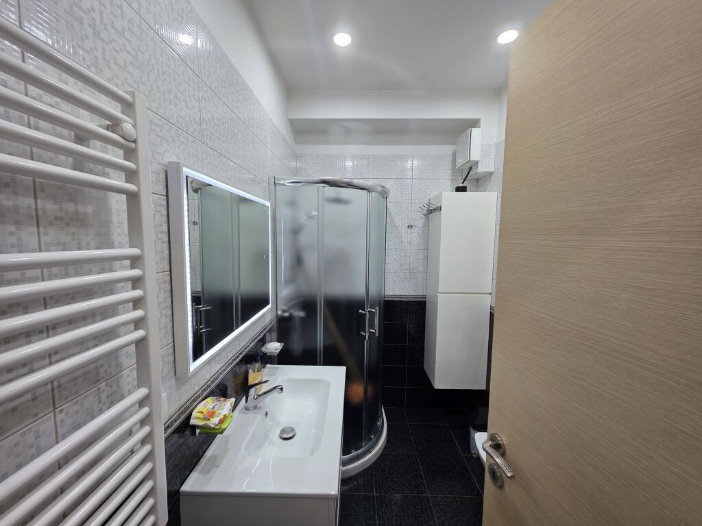 Jepet me qira 1+1+parkim 650€ te Restorant Durresi