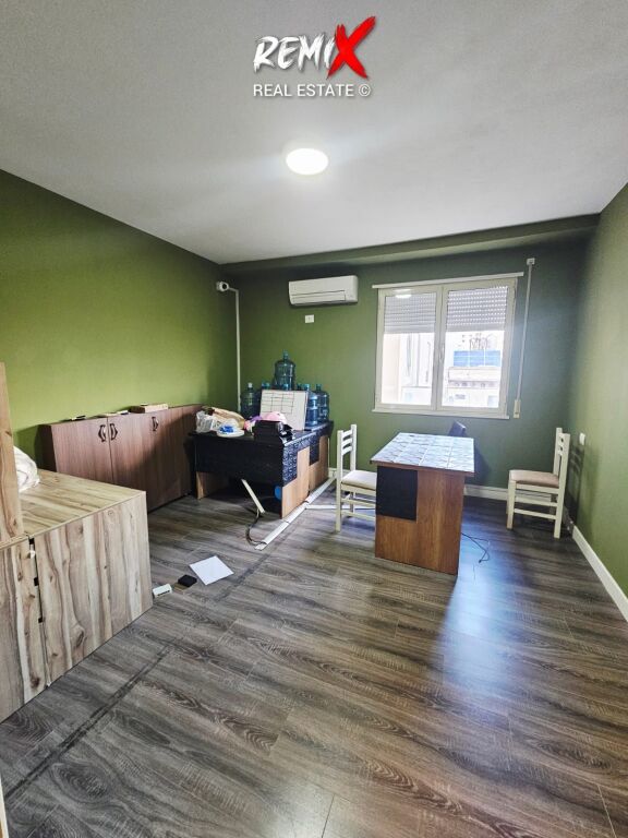 JEPET ME QERA  AMBJENT BIZNESI TEK RRUGA E RE E PORTIT