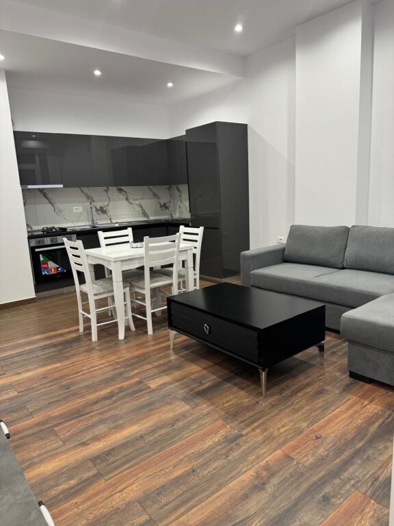 🏡 Apartament 1+1 me Qira – Terminali i Veriut (Pallatet e Verdha)