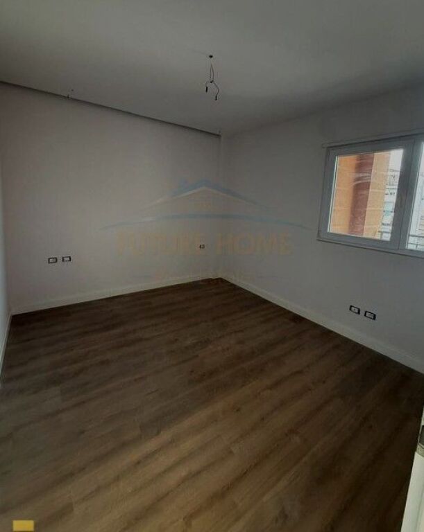 Shitet, Apartament 2+1 +2 ballkone Shkolla e Kuqe