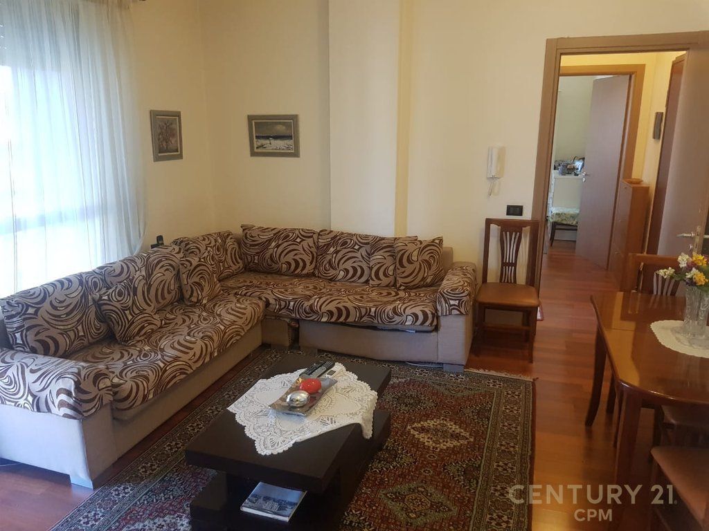 Apartament tek Pazari i Ri me qera 1+1!