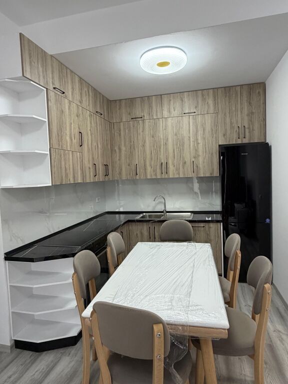 Qera: Apartament 3+1+2 i mobiluar Cmimi 650 euro Ish Dogana