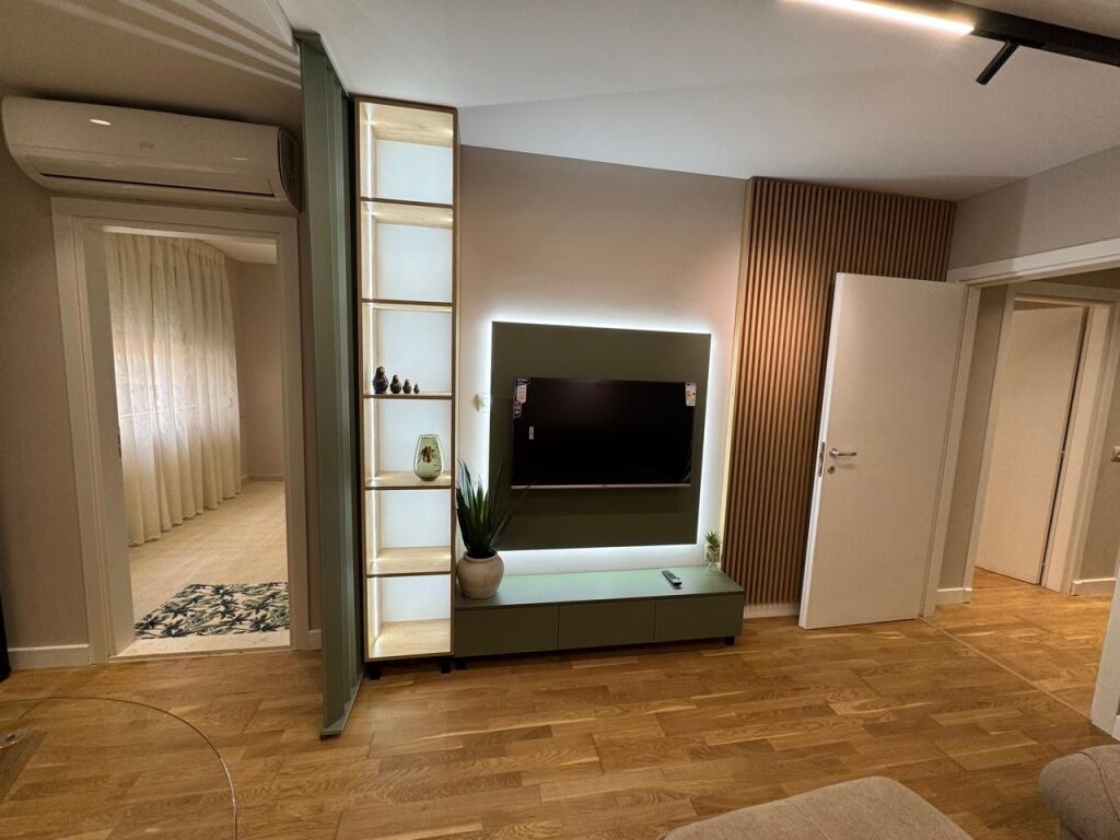 Jepet me qira 1+1+verande Tek Pavaroti 900 mije leke