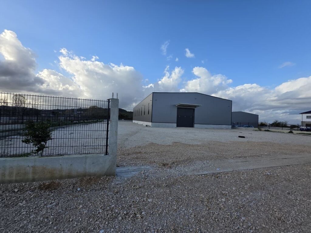 Capannone moderno in affitto vicino alla strada di Rinas.