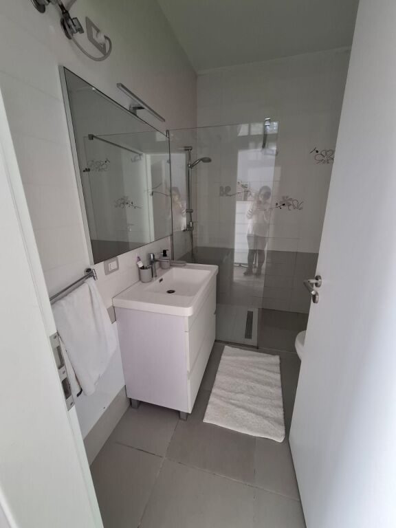 Shitet Apartament 3+1+2