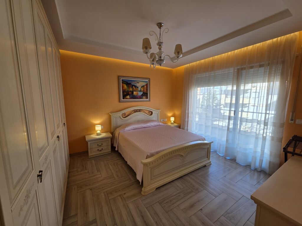 Jepet me qira 1+1+parkim 650€ te Restorant Durresi