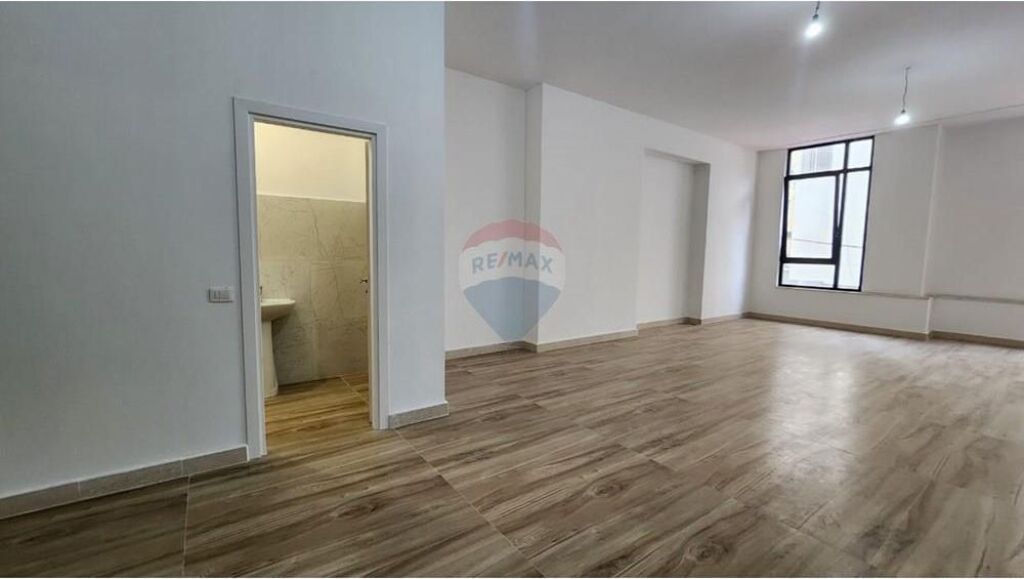 Zyrë - Për Qira - Sheshi Skënderbej, Tiranë