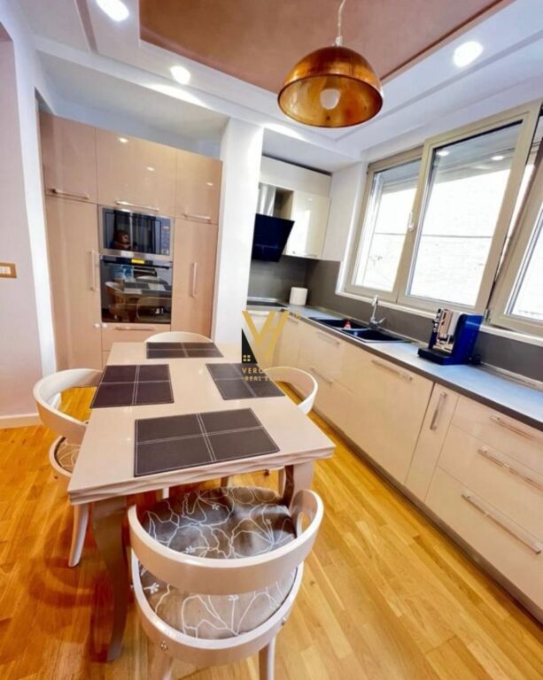 JEPET APARTAMENT 2+1 ME QIRA NE QENDER,RR.BARDHOK BIBA 1.200 EURO