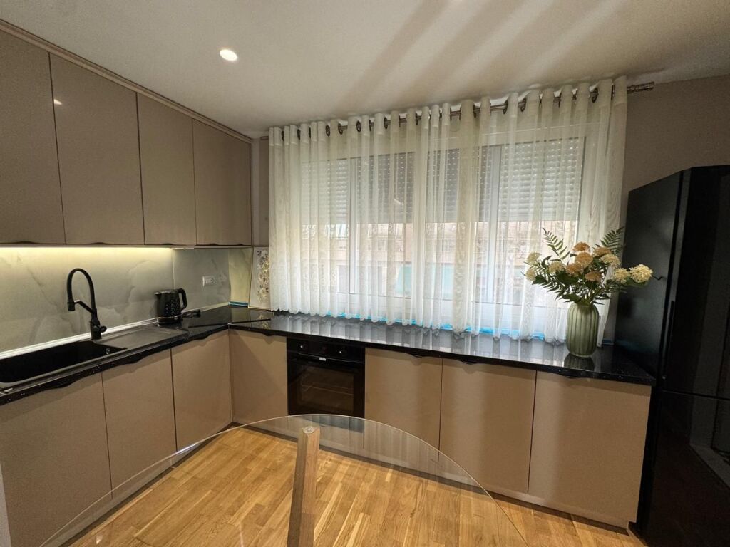 For rent 1+1 at Pavarotti furnished elevator 899 eu