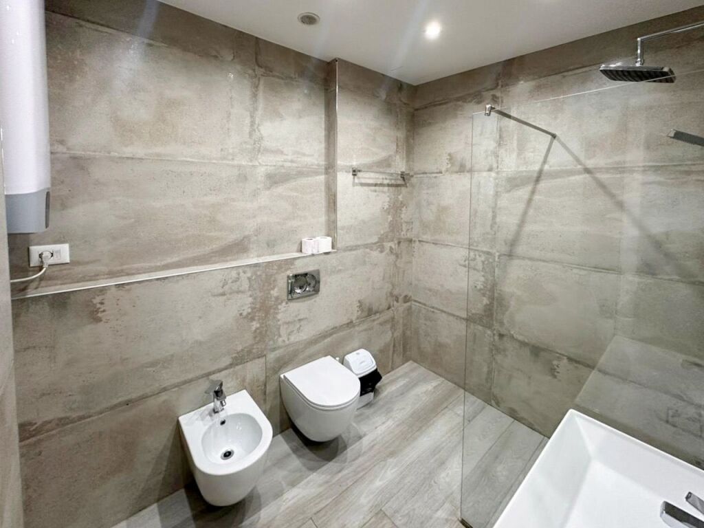 Apartemanet 2+1+2 per shitje , Rruga e Barrikadave