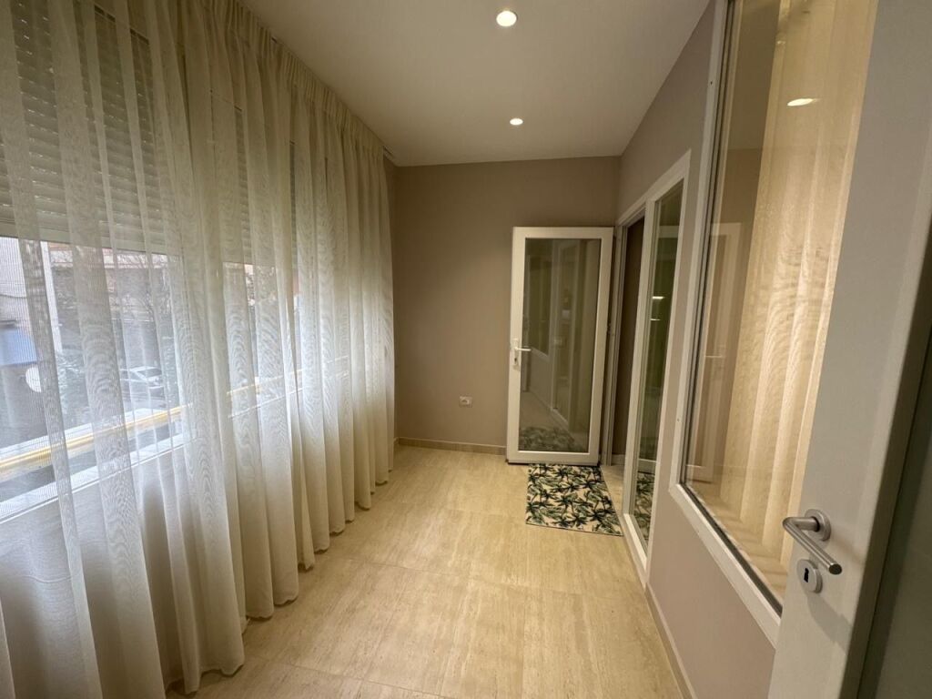 1+1,i mobiluar per here te pare,kopshti botanik te piceri pavaroti,900 mije leke