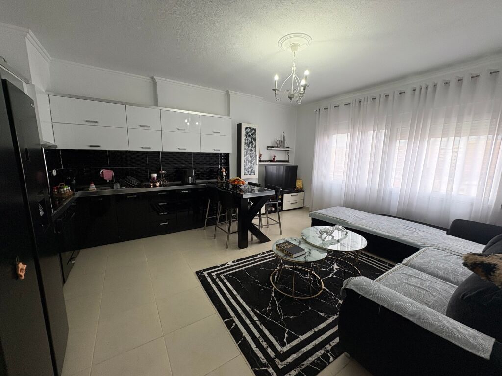 Shitet apartament 1+1 së bashku me garazh në Yzberisht