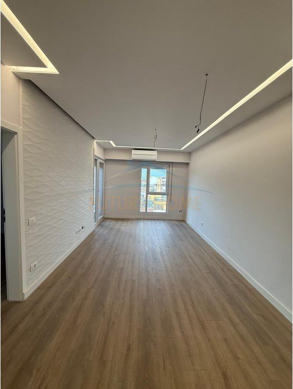 Shitet, Apartament 2+1 +2 ballkone Shkolla e Kuqe