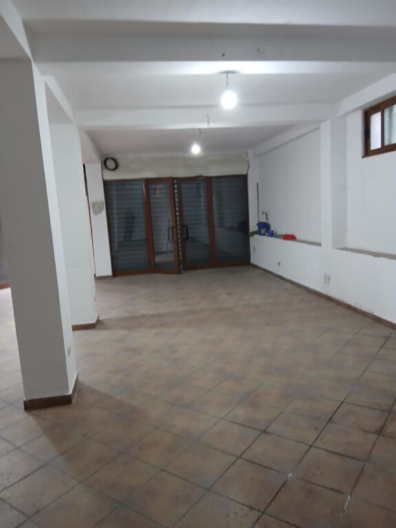 MAGAZINE ME QERA 100 M2 POLIGTAFIKU 50.000 LEKE