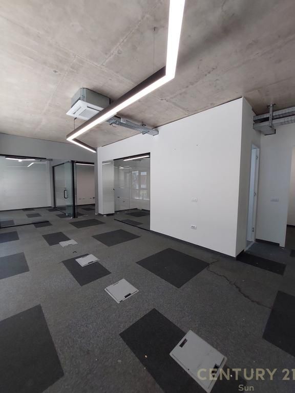 Jepet me qira ambient biznesi 363 m² (300 m² neto) – Rruga e Kosovarëve, Tiranë.