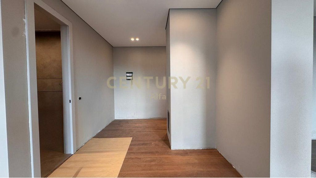 Jepet me qira ambient per zyra prane Ish Parkut! 1,500 € /Muaj