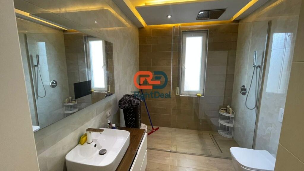 Tek Kopshti Botanik, Shitet Super Apartament 2+1+2, Me Pamje Te Lire Nga Tirana!