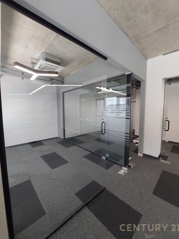 Jepet me qira ambient biznesi 363 m² (300 m² neto) – Rruga e Kosovarëve, Tiranë.
