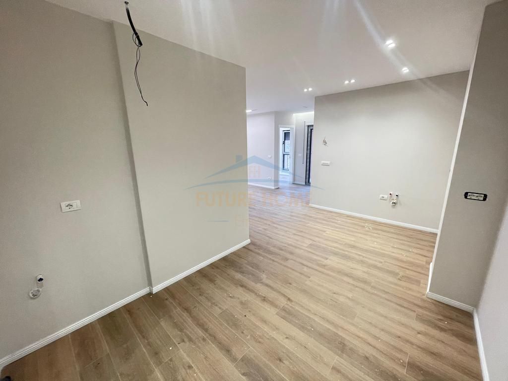 Shitet,apartament 2+1,Shkolla e kuqe