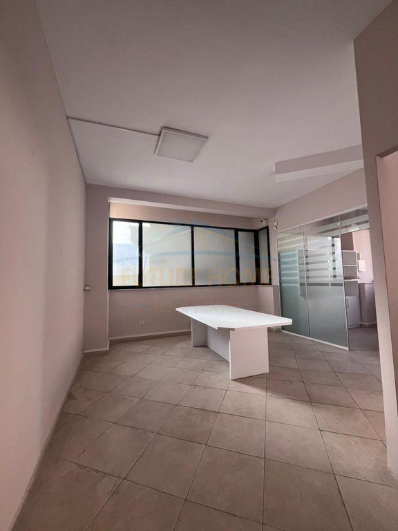 Qera, Ambjent Biznesi, 21 Dhjetori, Tiranë.