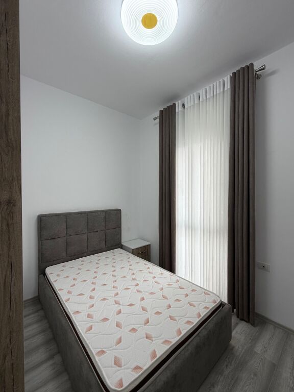 Qera: Apartament 3+1+2 i mobiluar Cmimi 650 euro Ish Dogana