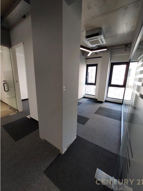 Jepet me qira ambient biznesi 363 m² (300 m² neto) – Rruga e Kosovarëve, Tiranë.
