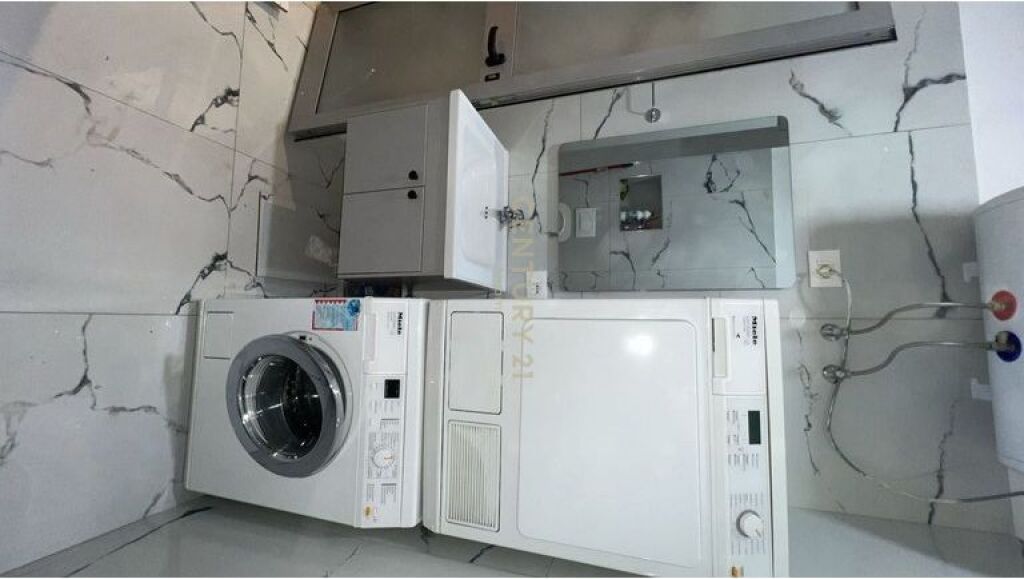 RRUGA E BARRIKADAVE,JAPIM GARSONIERE ME QIRA