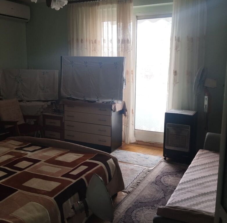 Shitet Apartament 2+1 tek Pazari I Ri