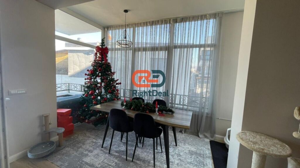 Tek Kopshti Botanik, Shitet Super Apartament 2+1+2, Me Pamje Te Lire Nga Tirana!