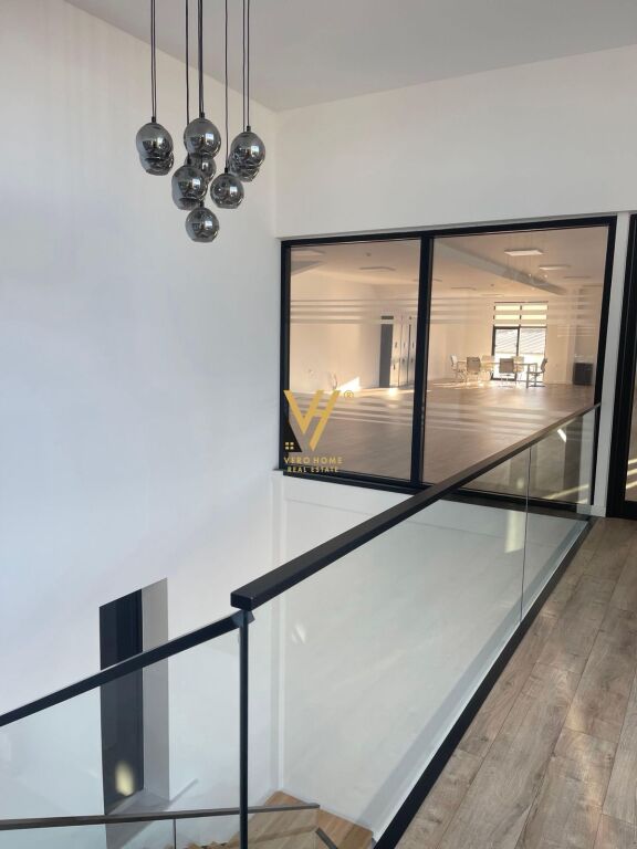 JEPET AMBIENT BIZNESI 200 M2 ME QERA TE TOP CHANEL,KASHAR 1.150 EURO