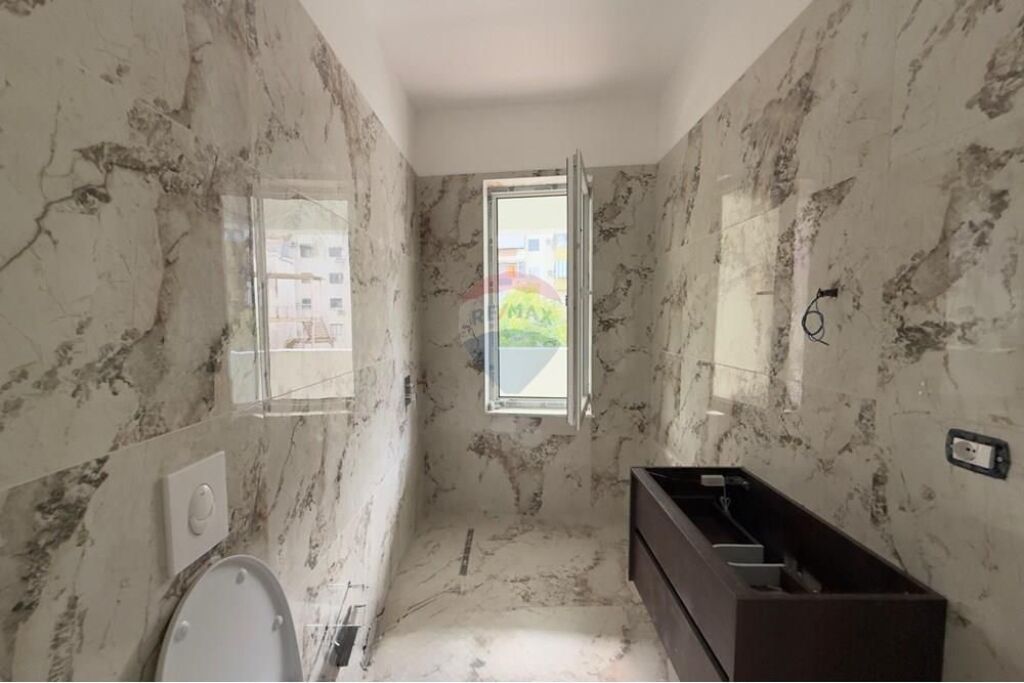 Apartament - Për Shitje - Shkolla e Bashkuar, Tiranë