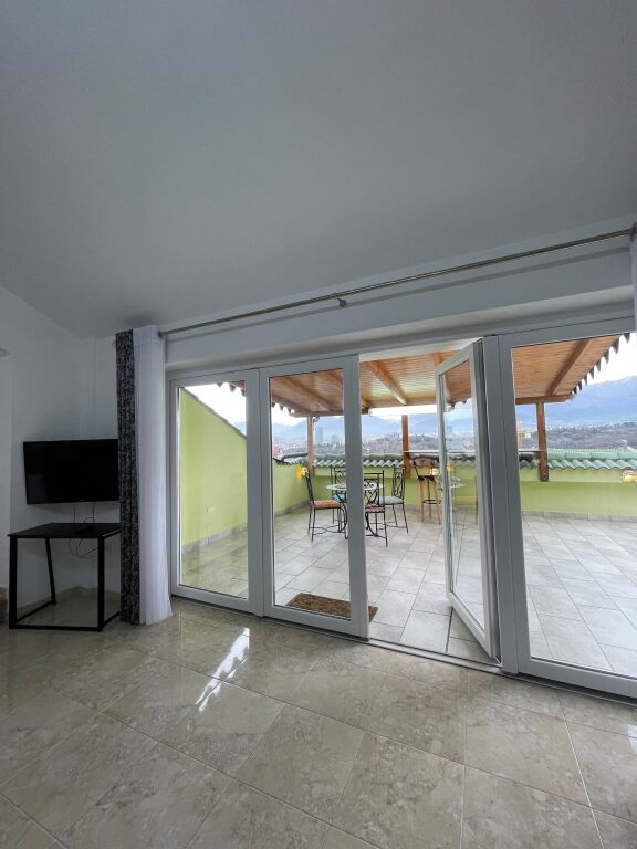 Penthouse in affitto con vista sul lago di Tirana al lago asciutto
