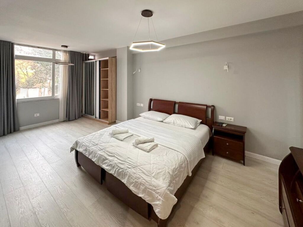 Apartament 2+1+2 me parkim,shitje te Rruga e Barrikadave