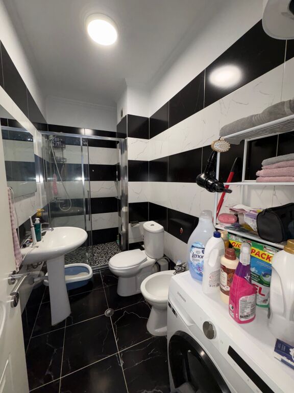 Shitet apartament 1+1 së bashku me garazh në Yzberisht