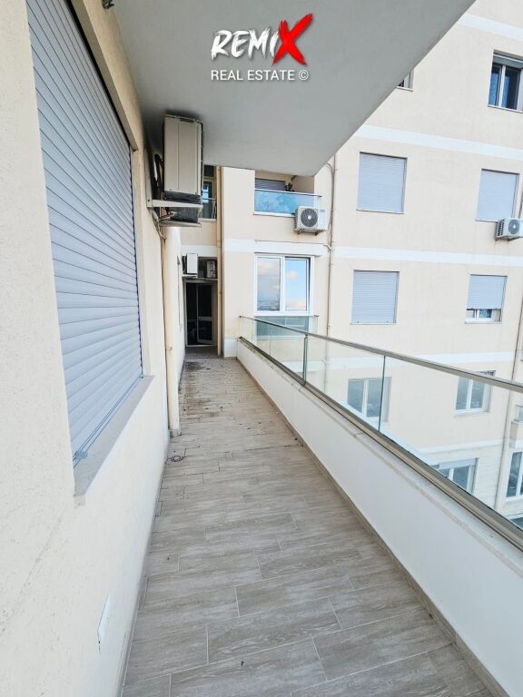 JEPET ME QERA  AMBJENT BIZNESI TEK RRUGA E RE E PORTIT