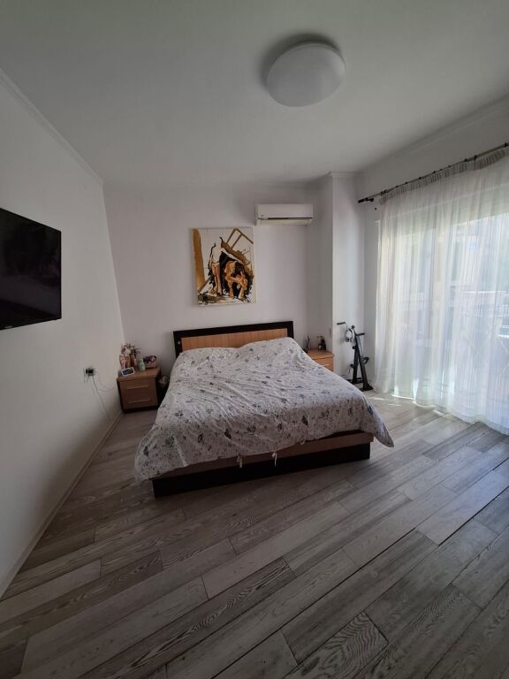 Shitet Apartament 3+1+2