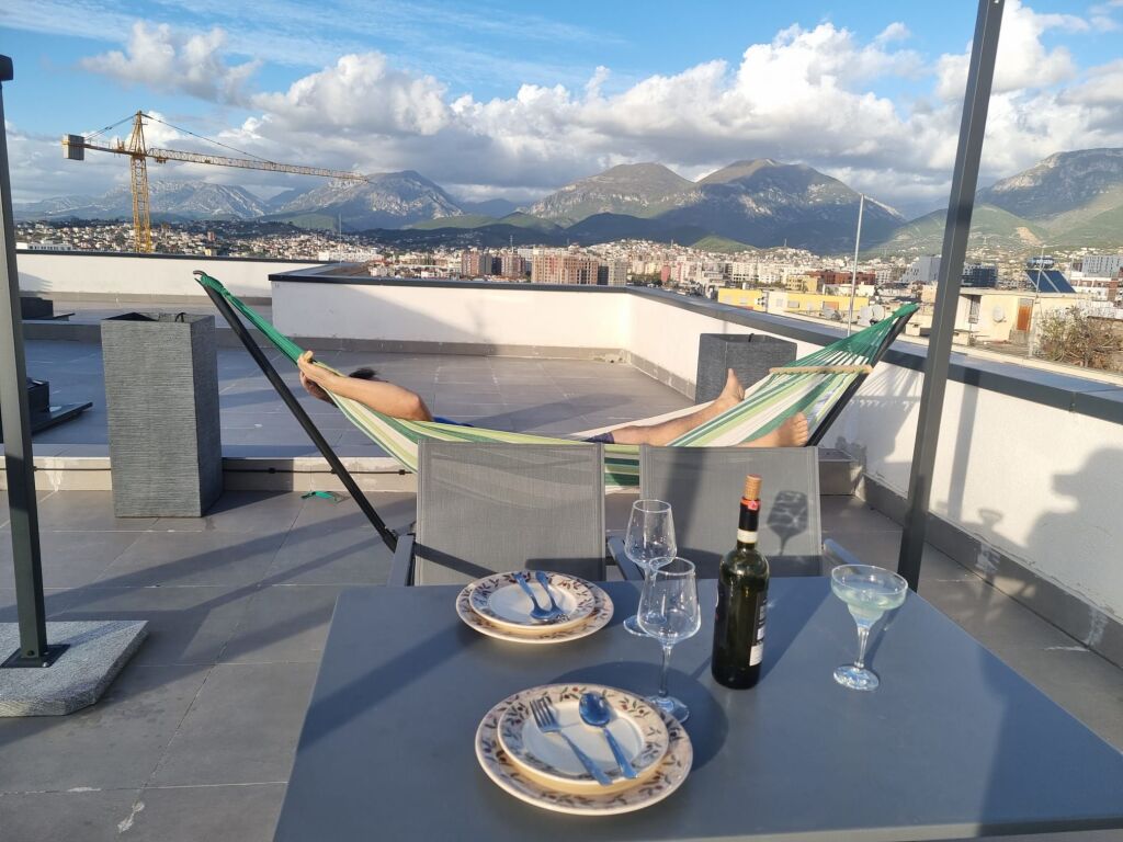 Jepet me qera 1+1 mobiluar Rruga Barrikatave mobiluar 799 eu