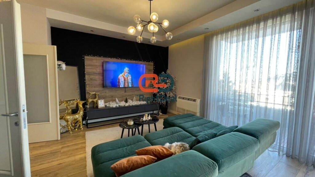 Tek Kopshti Botanik, Shitet Super Apartament 2+1+2, Me Pamje Te Lire Nga Tirana!