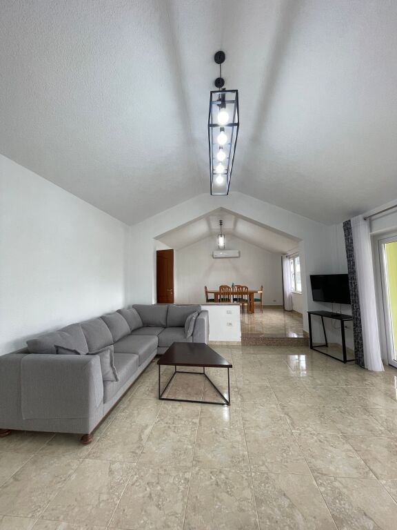 Penthouse in affitto con vista sul lago di Tirana al lago asciutto