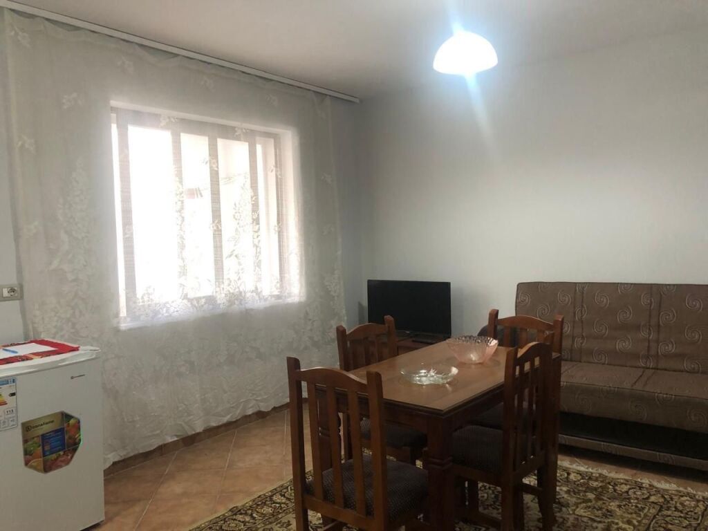 🏡 Jepet me qira apartament 1+1 📍 Rr. Irfan Tomini 💰 45,000 lekë/muaj