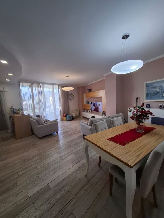 Shitet Apartament 3+1+2