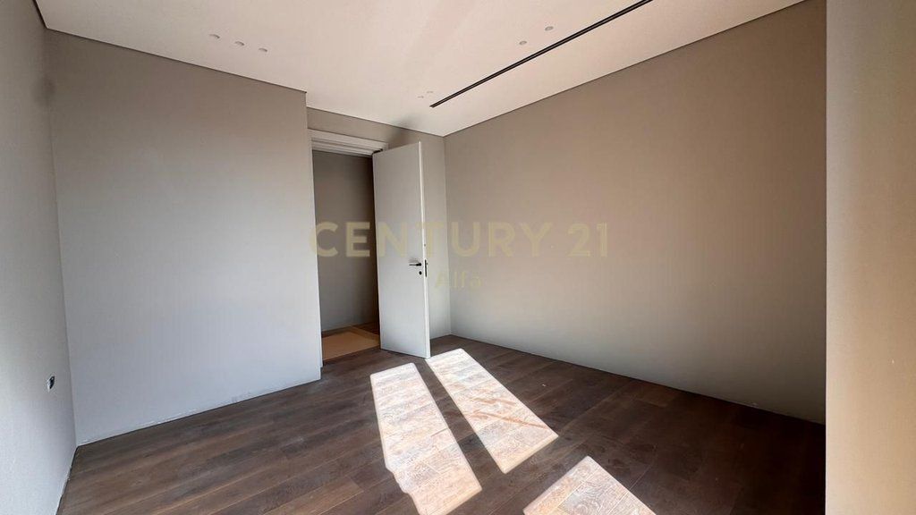 Jepet me qira ambient per zyra prane Ish Parkut! 1,500 € /Muaj