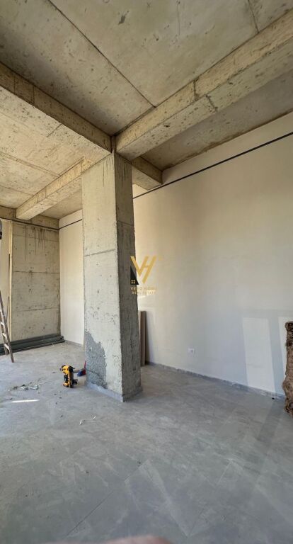 AFFITTASI NEGOZIO 60 M2 A KOM.JOLLA, ASTIR 65.000 LEKE