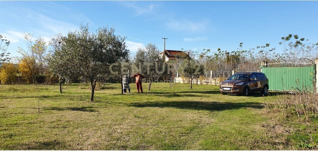 Toke për Shitje pranë Aeroportit Ndërkombëtar të Tiranës