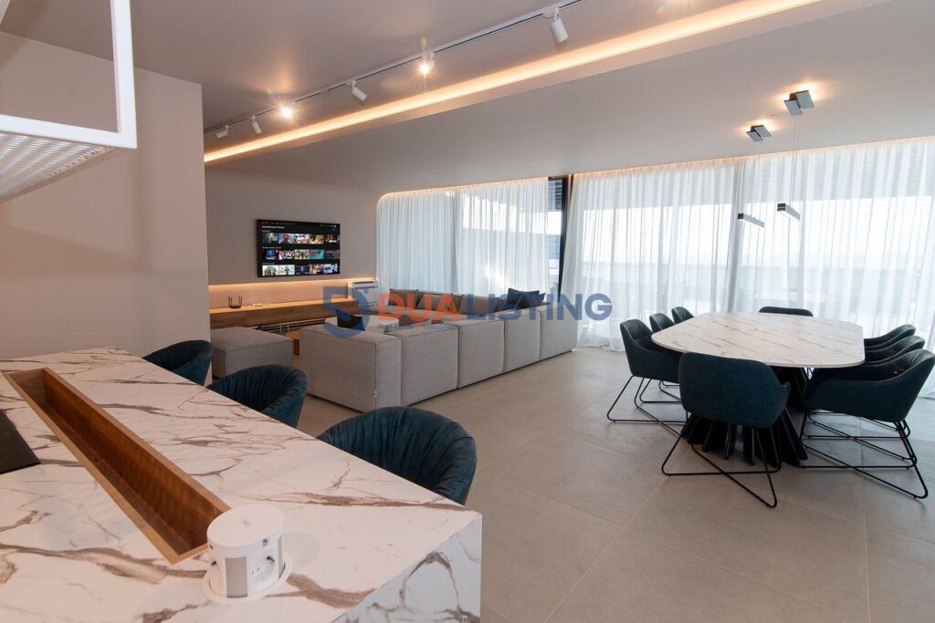 Vendiamo Penthouse Iconico con Veranda Panoramica, Vlore Vita di Lusso sopra il Nostro Mare, Vlore