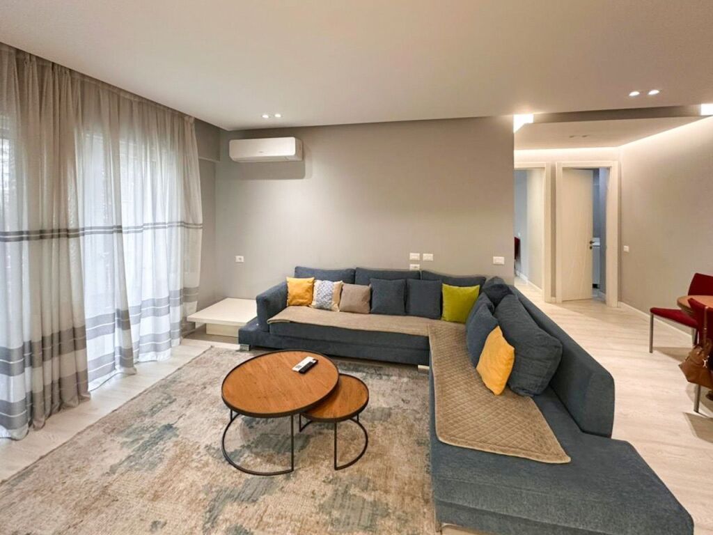 Apartemanet 2+1+2 per shitje , Rruga e Barrikadave