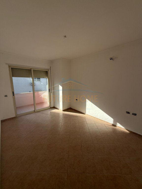 Shitet, Apartament 2+1+2, Liqeni i Thatë, Tiranë.
