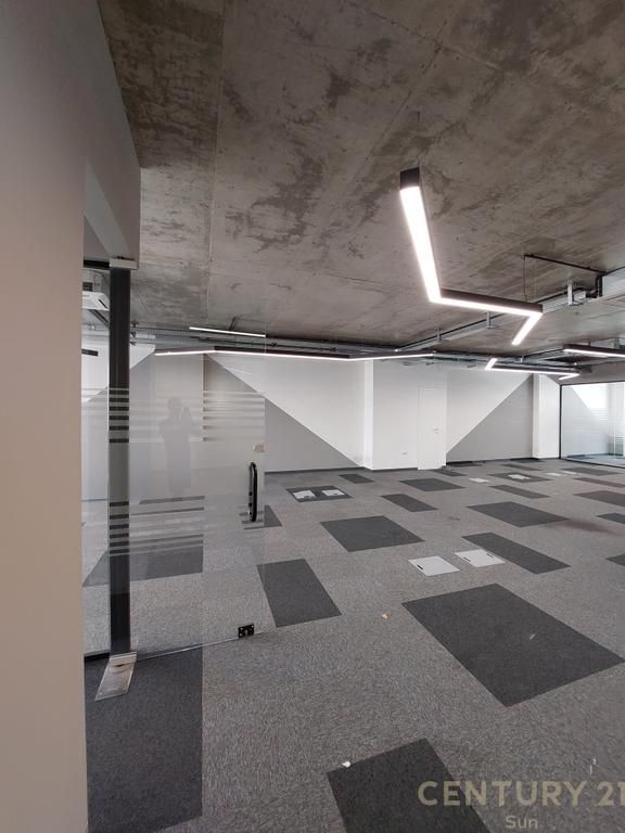 Jepet me qira ambient biznesi 363 m² (300 m² neto) – Rruga e Kosovarëve, Tiranë.