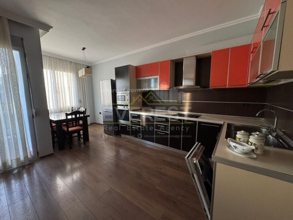 Jepet me qera Apartament 2+1 tek Kompleksi Hali, rruga e Dibres.